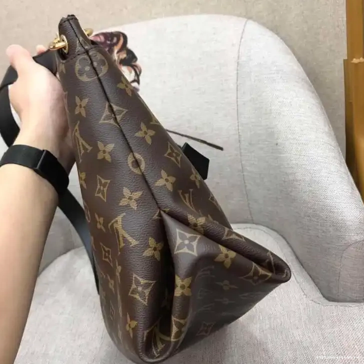 Fashionrep Bags 19B570427 LV 0712